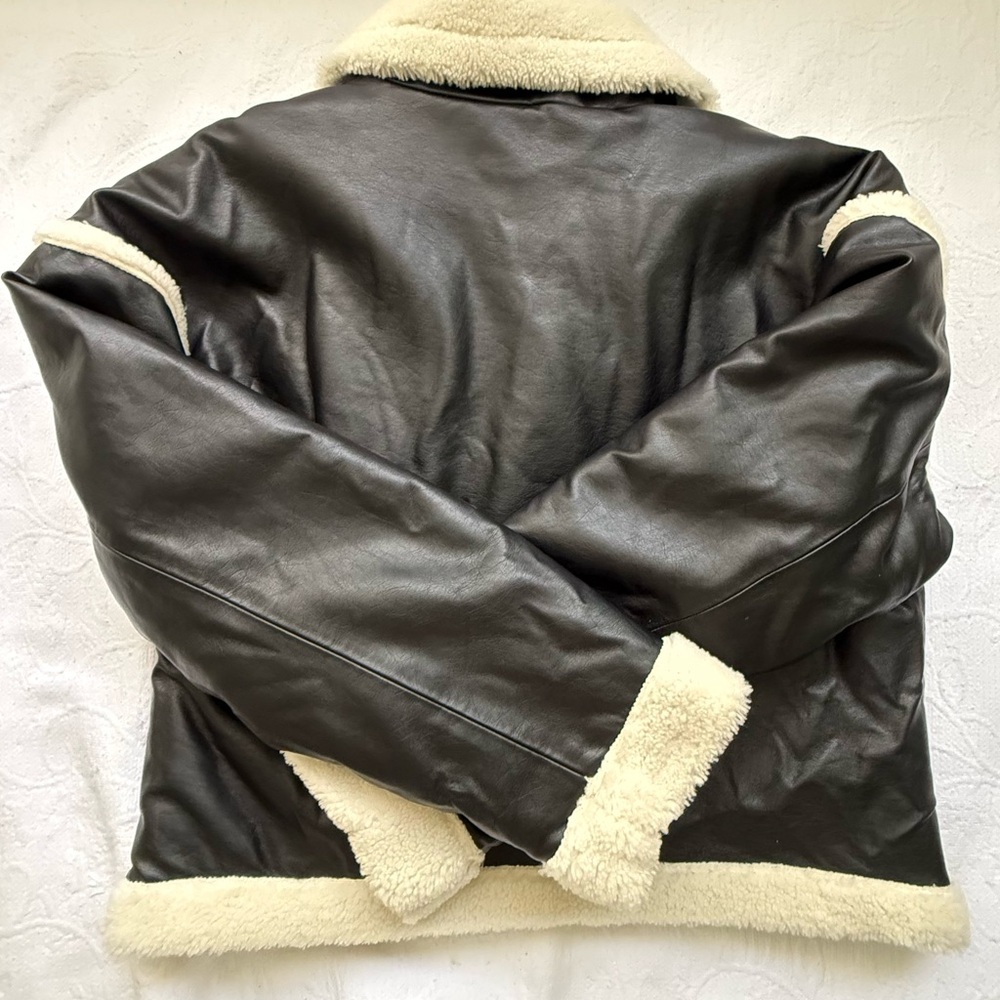 Hollister Sherpa-Lined Vegan Leather Crop Biker Jacket. Size L - Picture 10 of 12